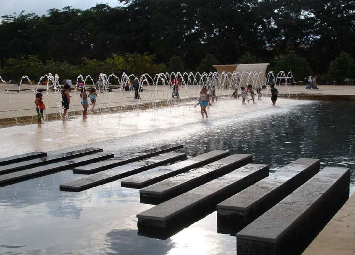 City Tour por Medellin Ciudad de la eterna primavera · Parque de los pies descalzos: