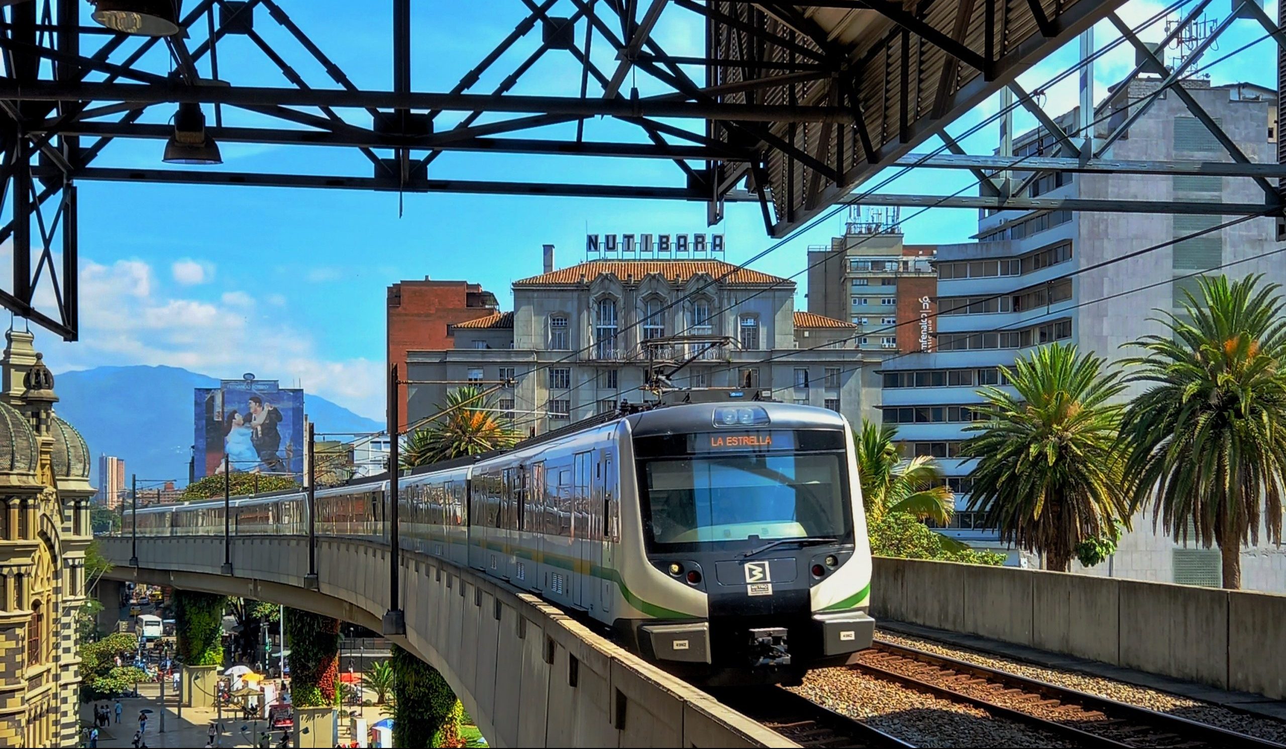 City Tour por Medellin Ciudad de la eterna primavera · Sigue el recorrido, cielo arriba: