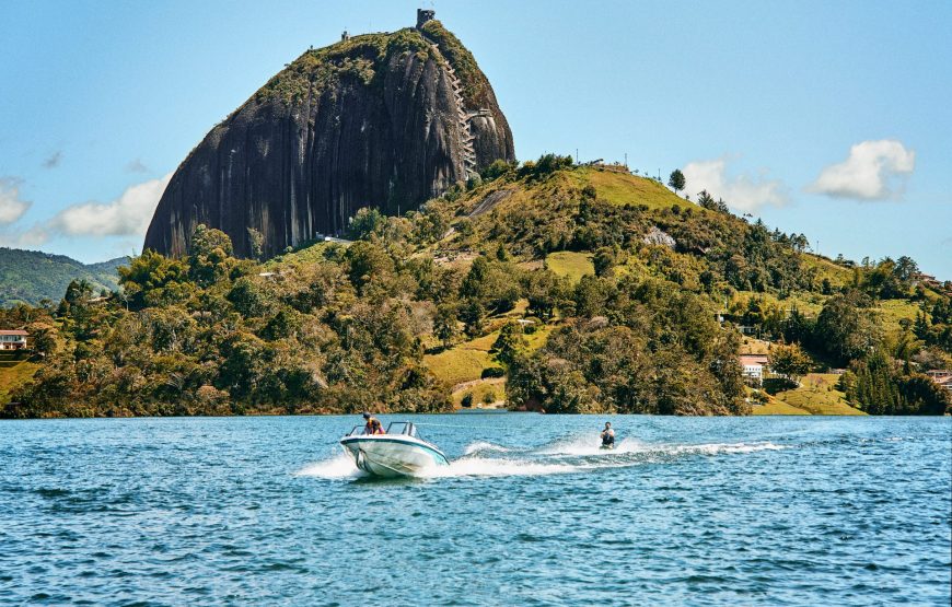 Tour a Guatape y Peñol · embalse de guatape: