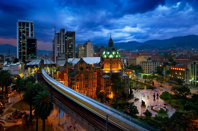 Historia colonial, arte urbano y panorámicas desde 3,200 msnm.