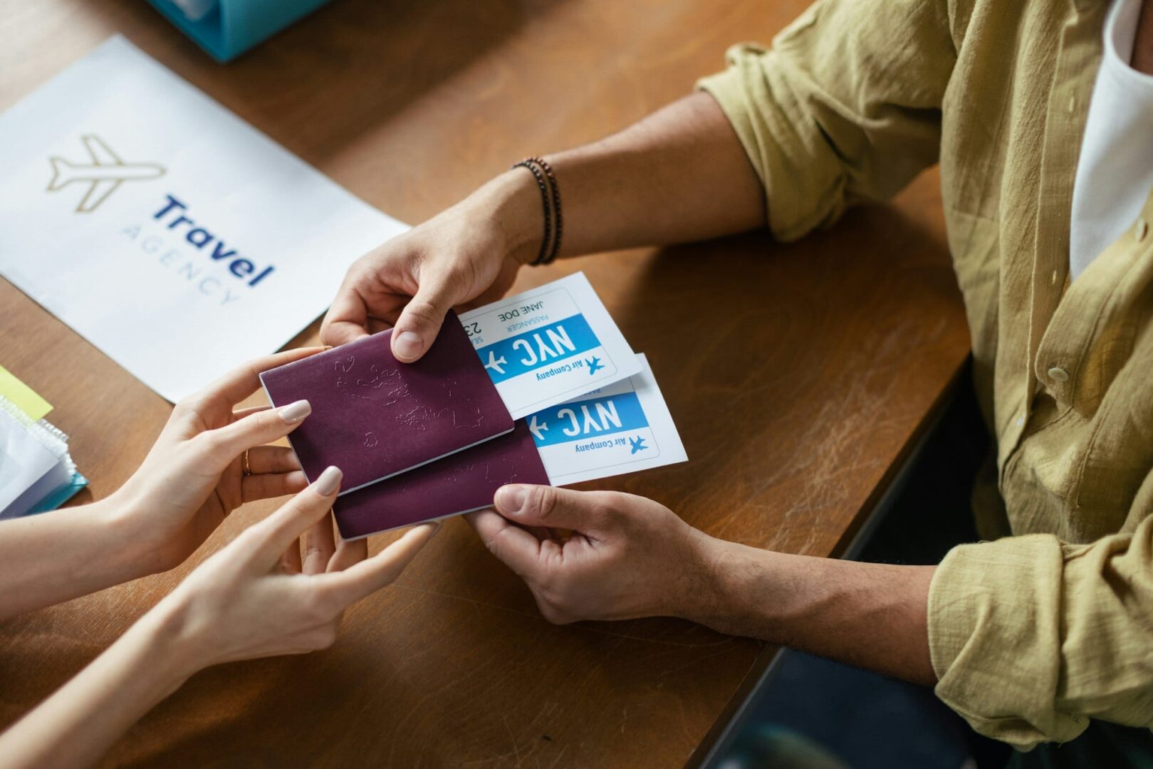 Top view of plane tickets in travel agency. - cámaras de comercio