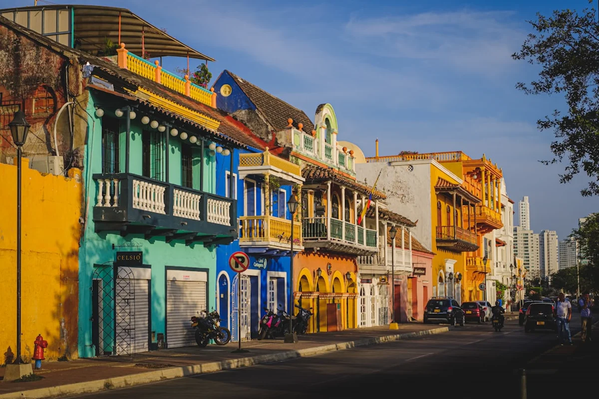 Fachada colorida en el centro histórico de Cartagena