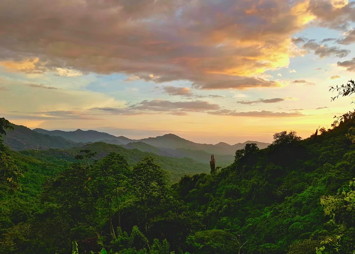 Montañas verdes al atardecer en Colombia