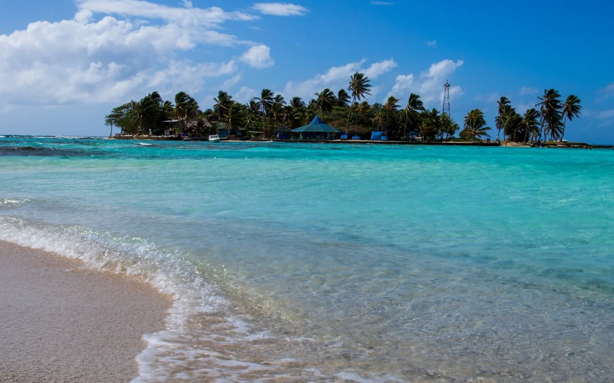 Playa con palmeras en San Andrés