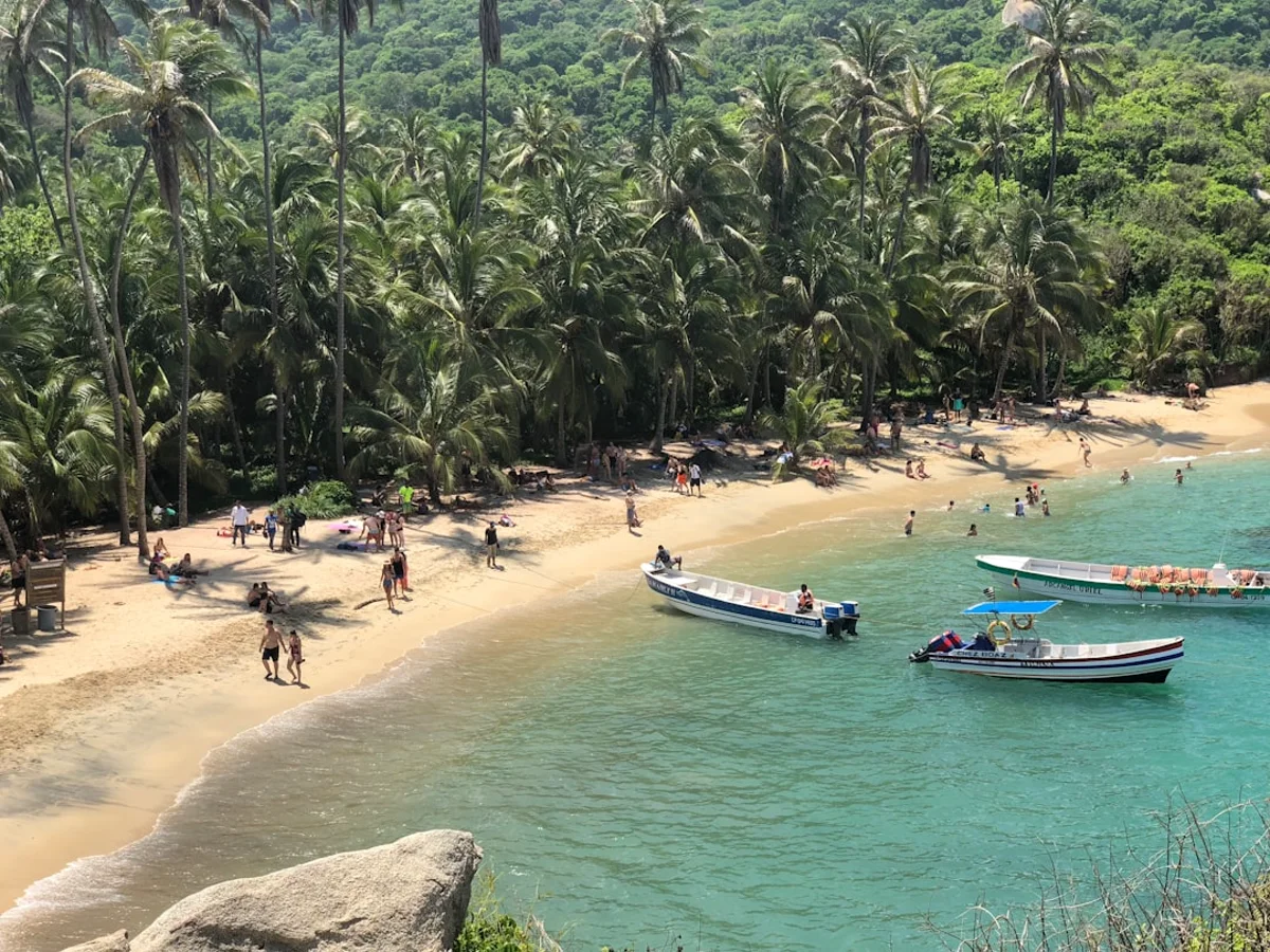 Lanchas frente a la costa del Pacífico colombiano