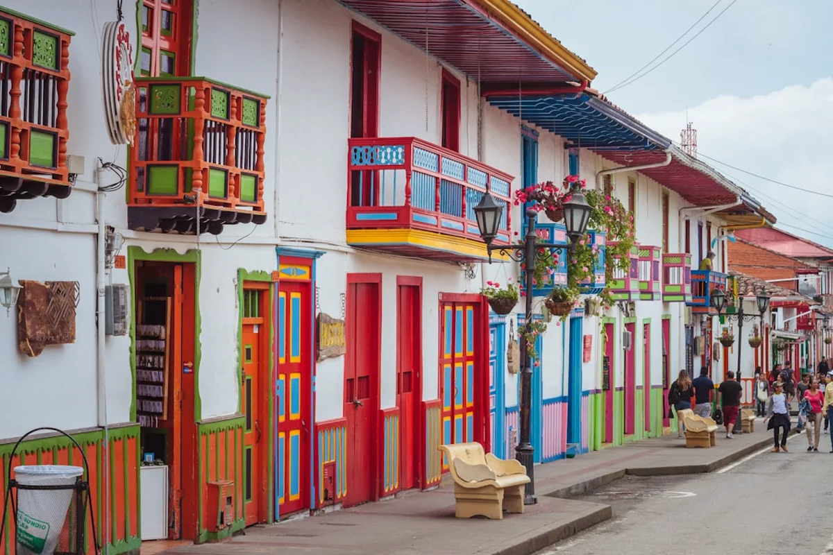 Calle de pueblo cafetero en Colombia