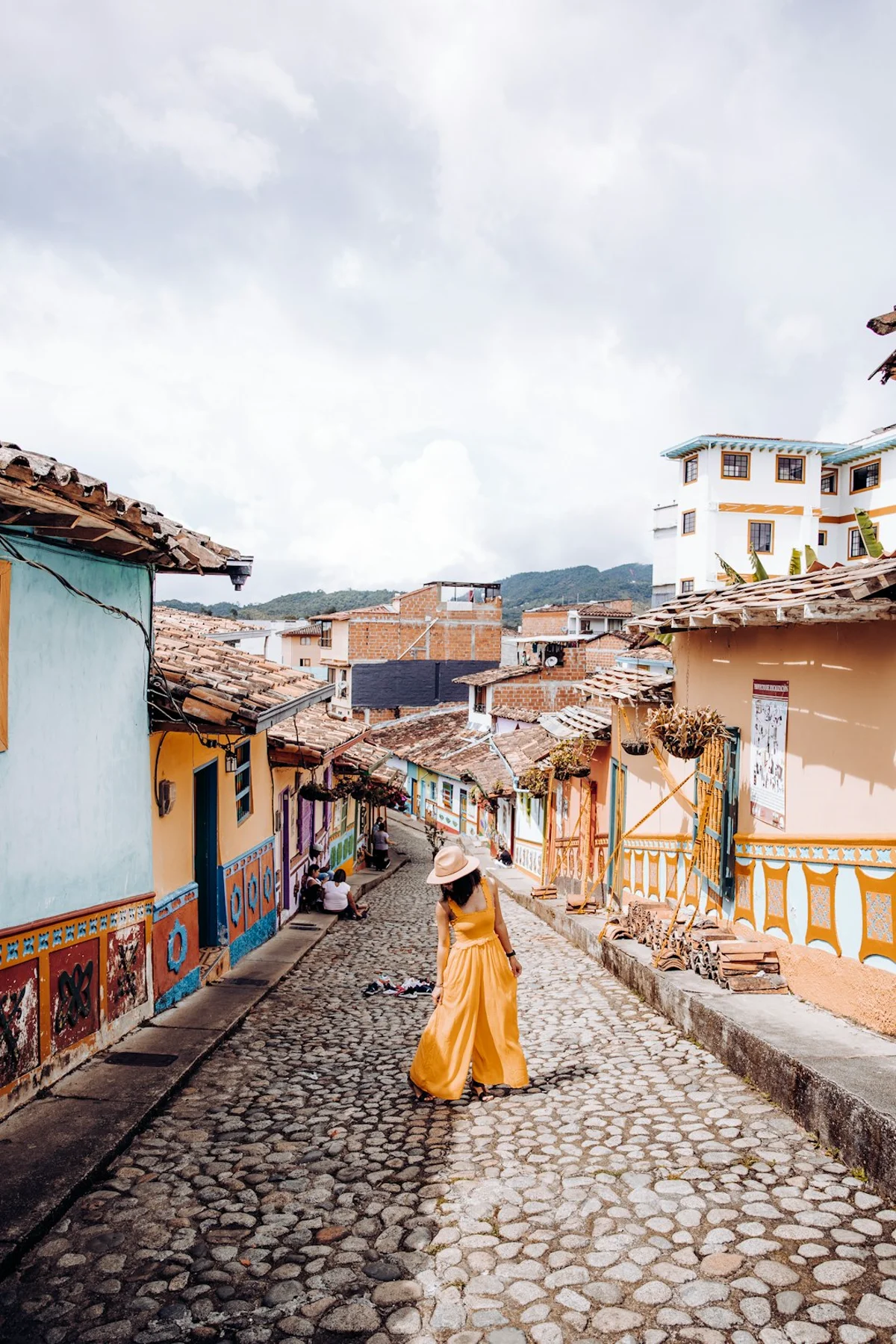 Viajera caminando por una calle colombiana