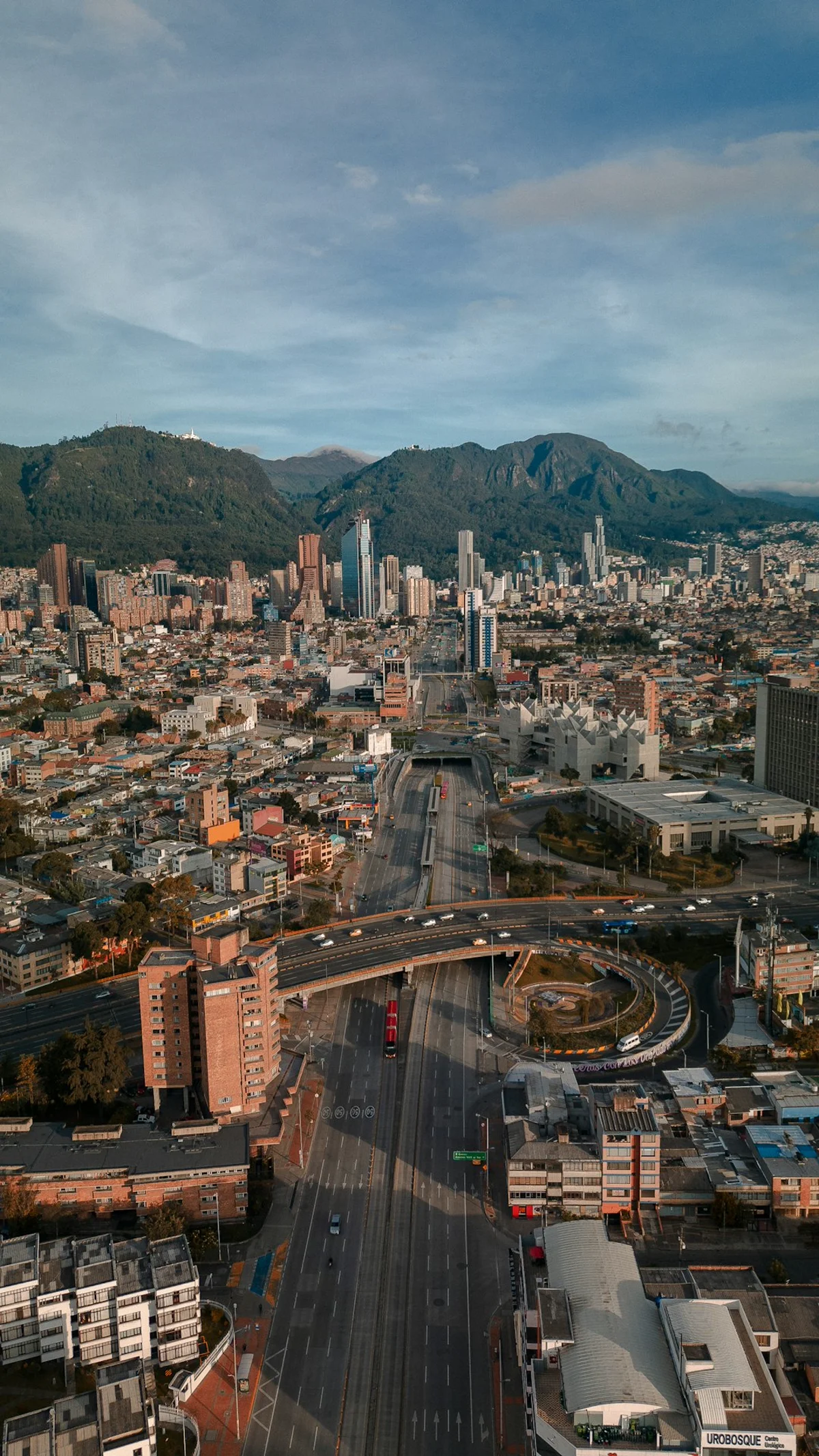 Vista aérea de Bogotá con montañas al fondo