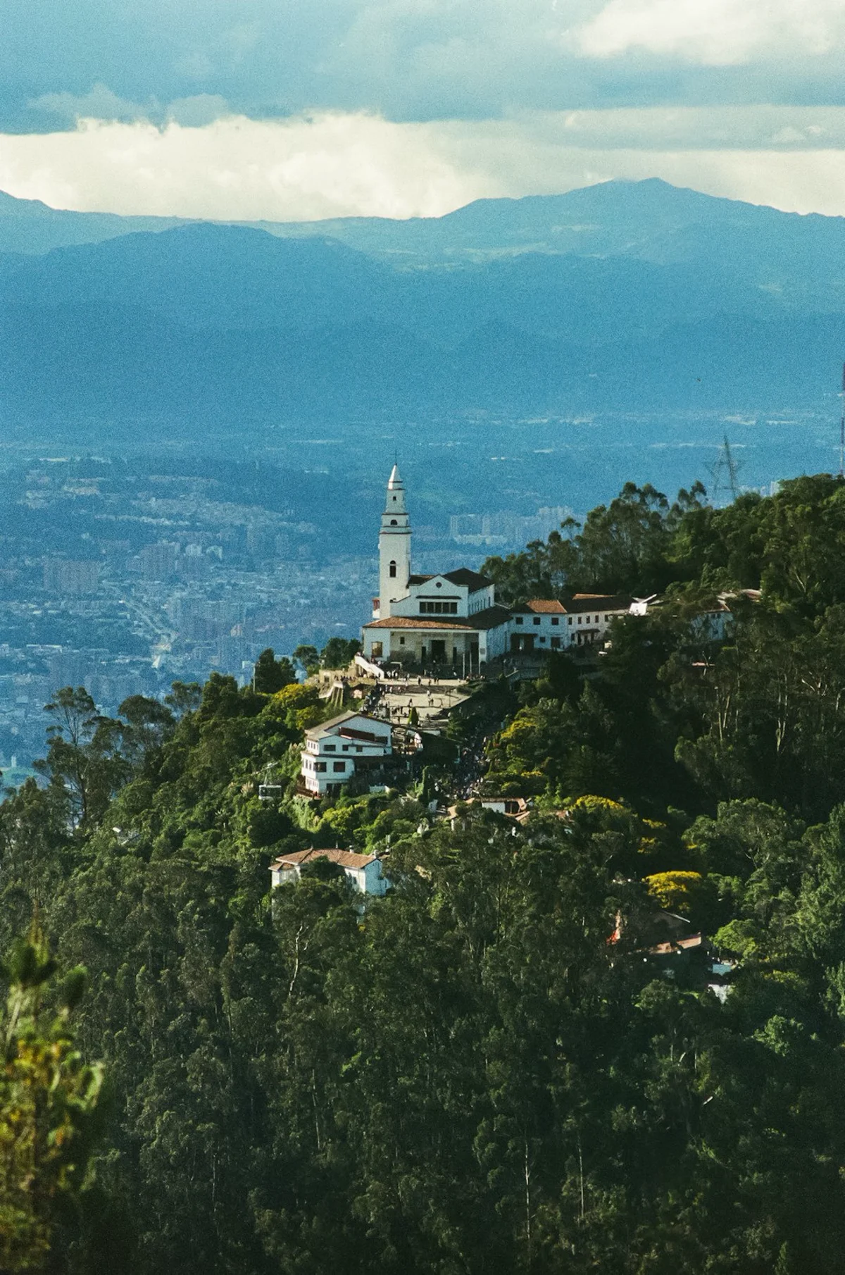 Iglesia sobre una colina en Bogotá