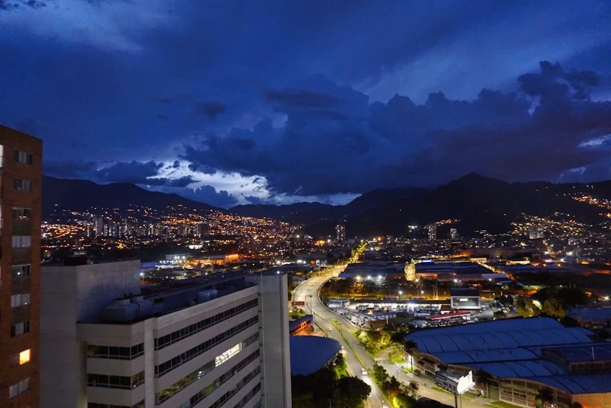 Guatapé en Colombia para calcular temporada alta y baja al planear un viaje