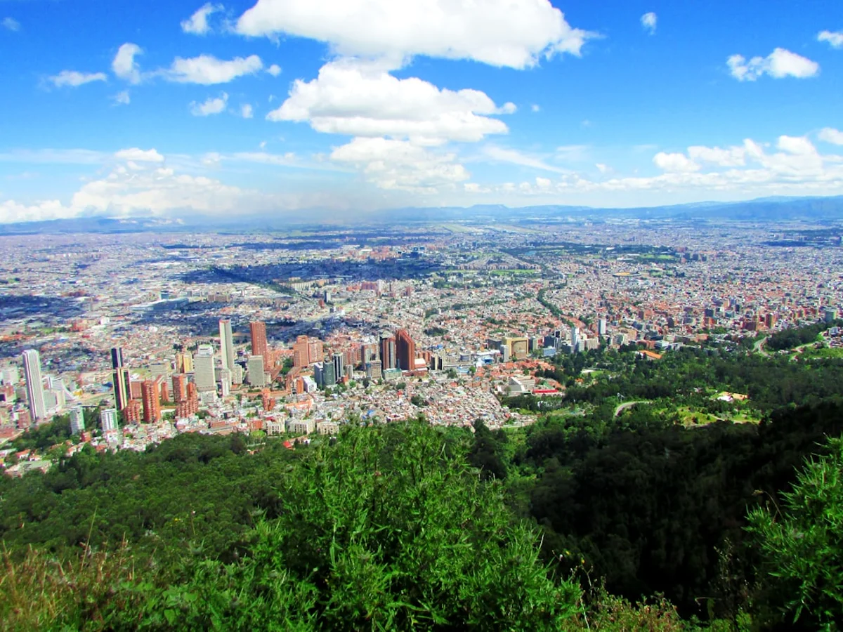 Guatapé en Colombia para calcular temporada alta y baja al planear un viaje