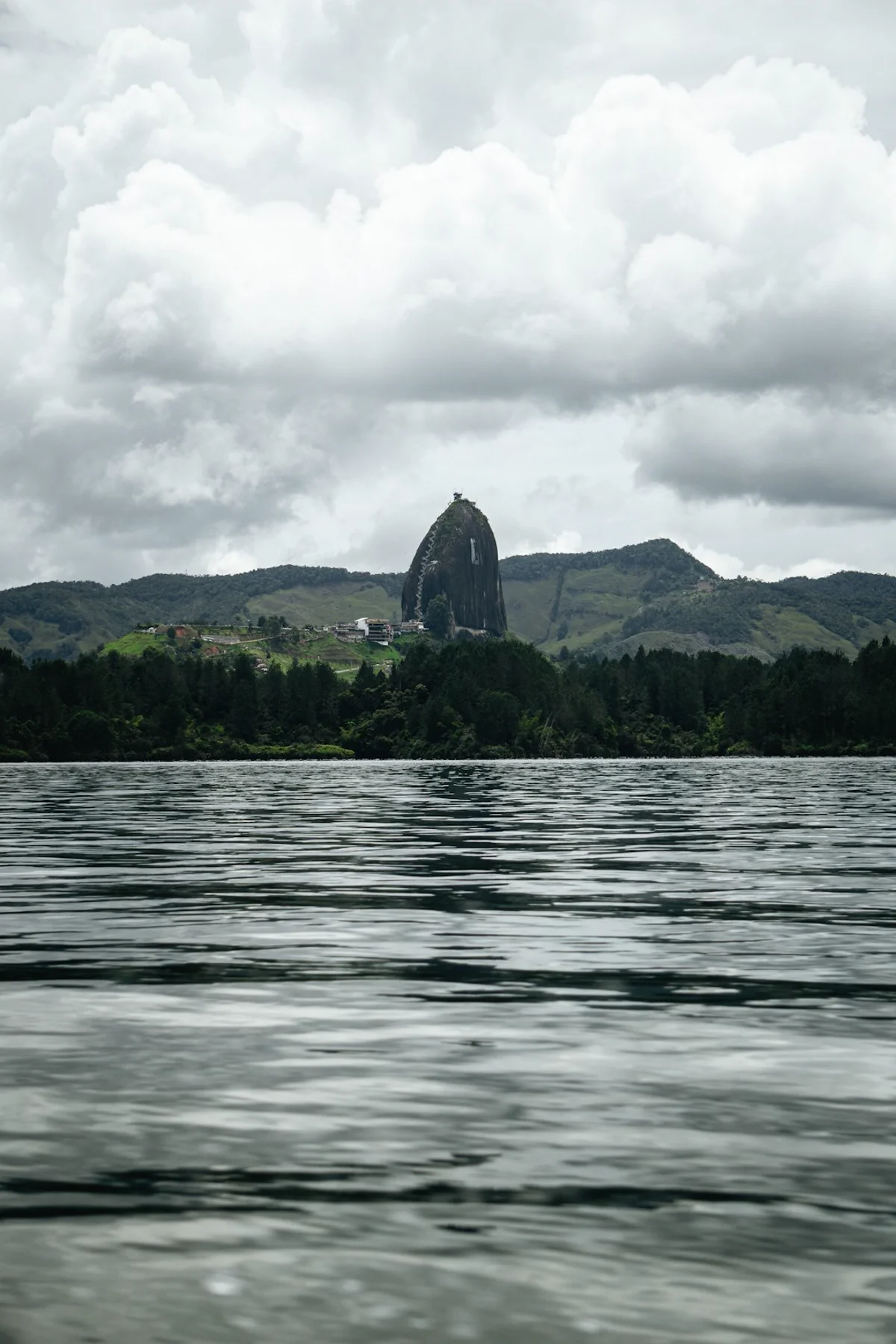 Eje Cafetero en Colombia para calcular Medellín, Guatapé y Antioquia al planear un viaje