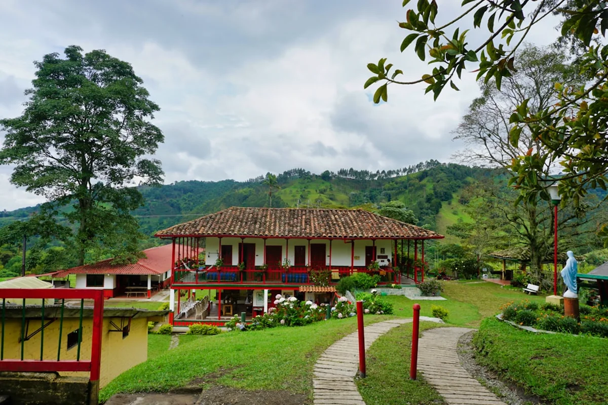 Medellín en Colombia para calcular costos por ciudad y región al planear un viaje