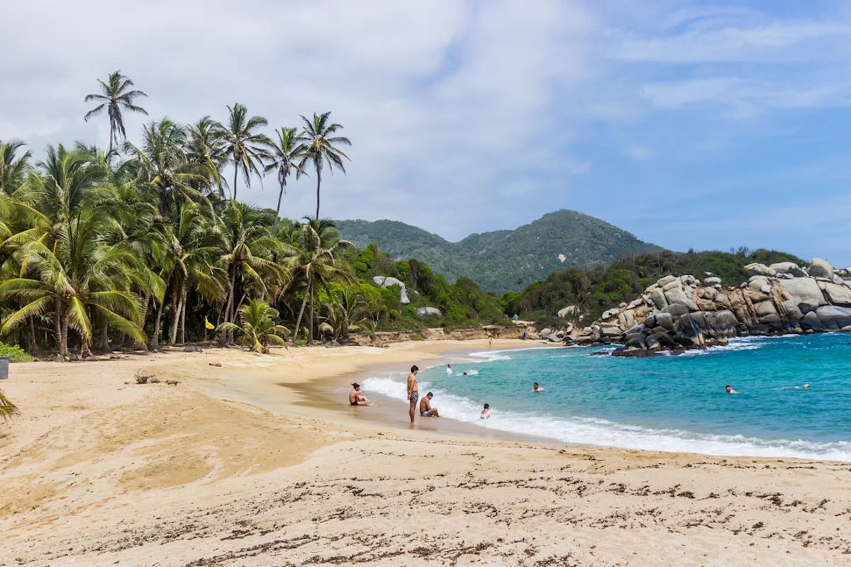 Isla Gorgona con mar Pacífico y biodiversidad