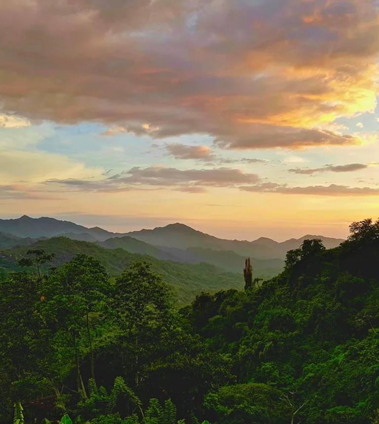 Montanhas verdes ao pôr do sol na Colômbia