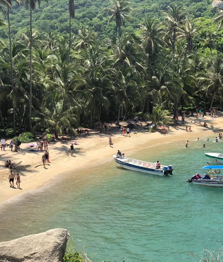 Lanchas diante da costa do Pacífico colombiano