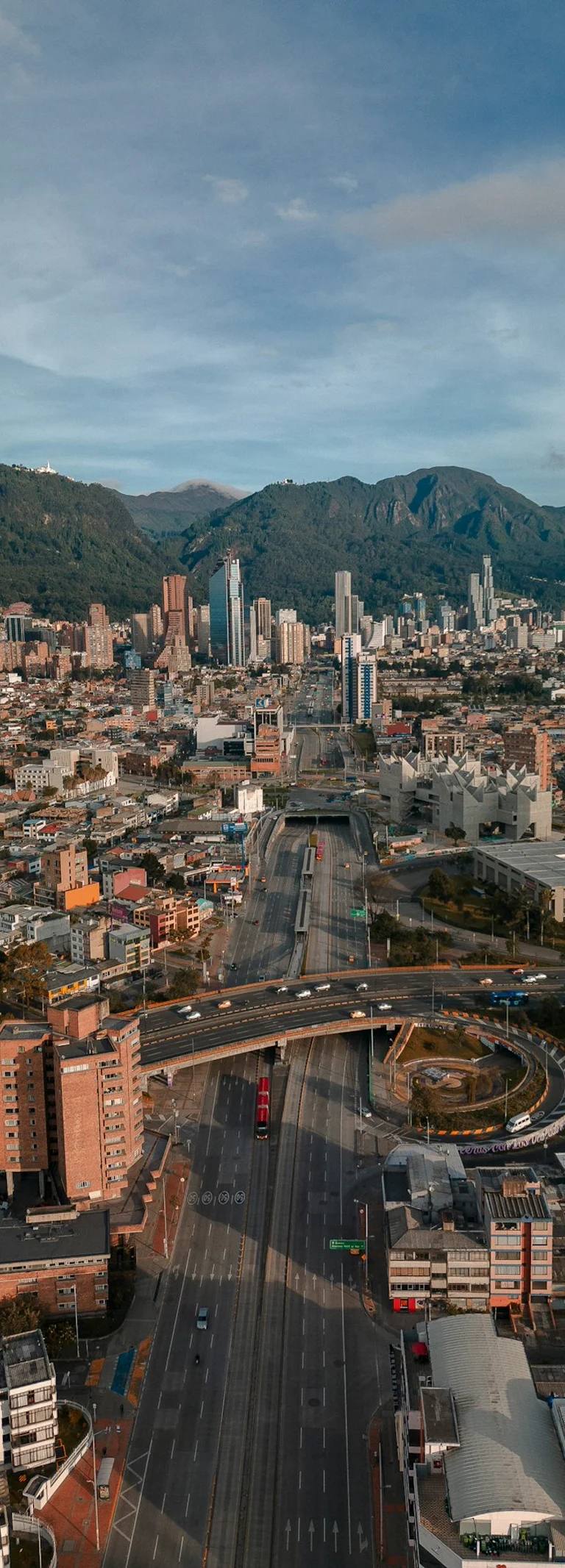 Vista aérea de Bogotá com montanhas ao fundo