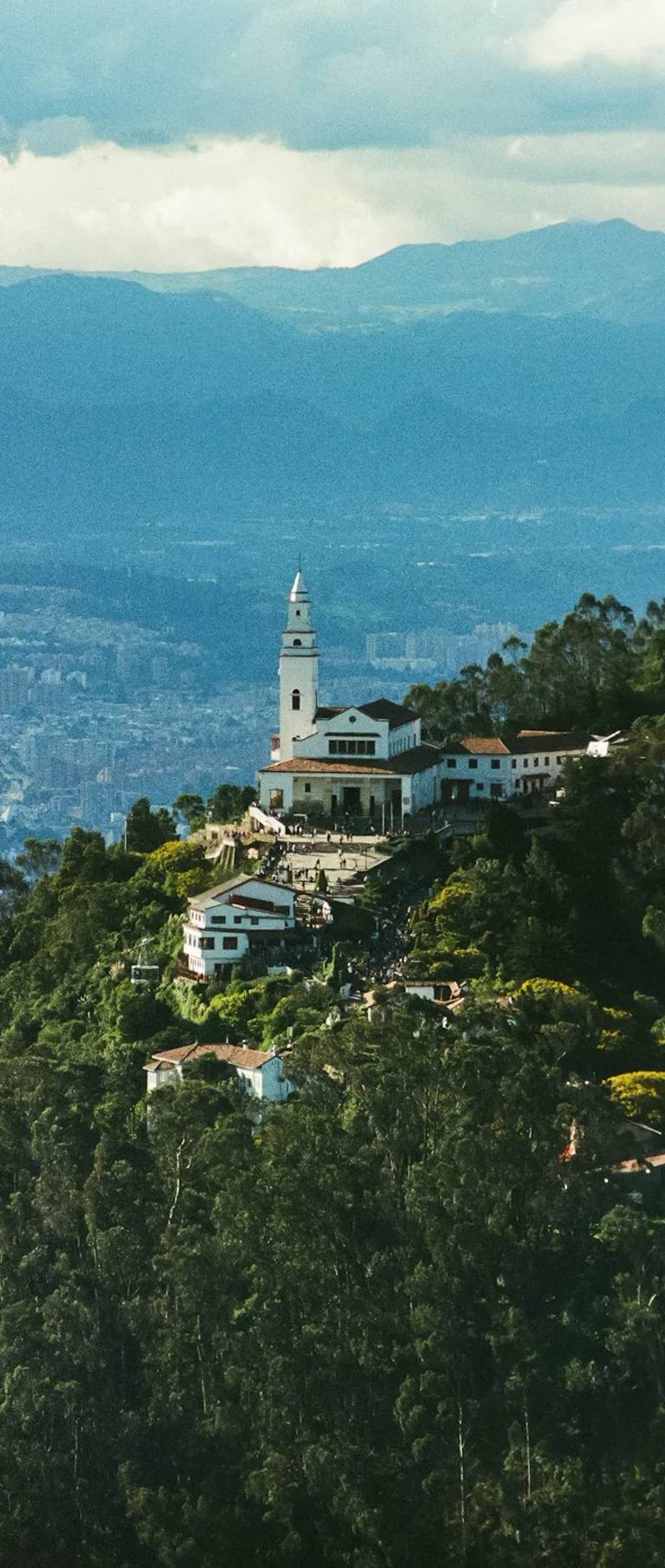 Igreja sobre uma colina em Bogotá