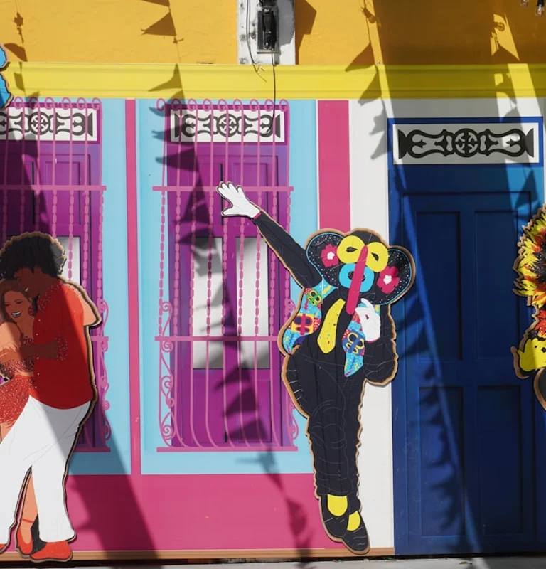 Arte urbano y cultura local en Colombia para planear Medellín, Guatapé y Antioquia