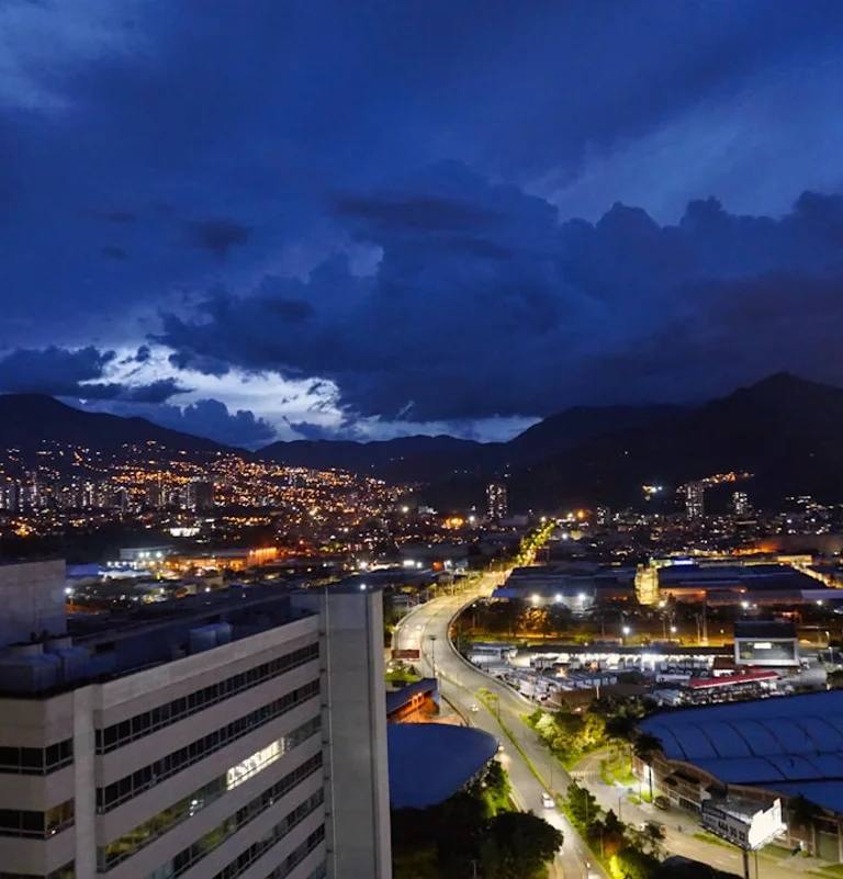 Guatapé en Colombia para calcular temporada alta y baja al planear un viaje