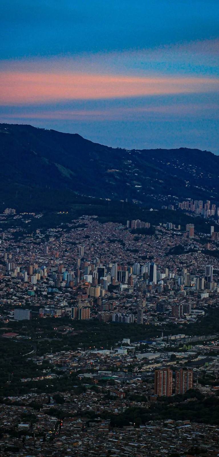 Eje Cafetero en Colombia para calcular Medellín, Guatapé y Antioquia al planear un viaje